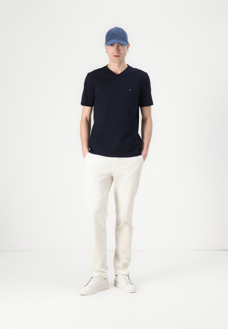 Футболка Tommy Hilfiger ESSENTIAL V NECK TEE, Desert Sky/Dark Blue — фото 2