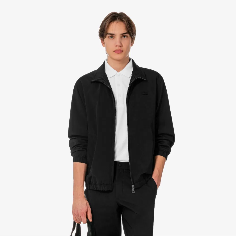 Мужская ветровка с высоким воротником чёрного цвета от Lacoste