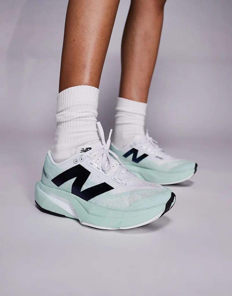 Женские кроссовки для бега New Balance FuelCell Rebel V4 белого и зеленого цветов — фото 3