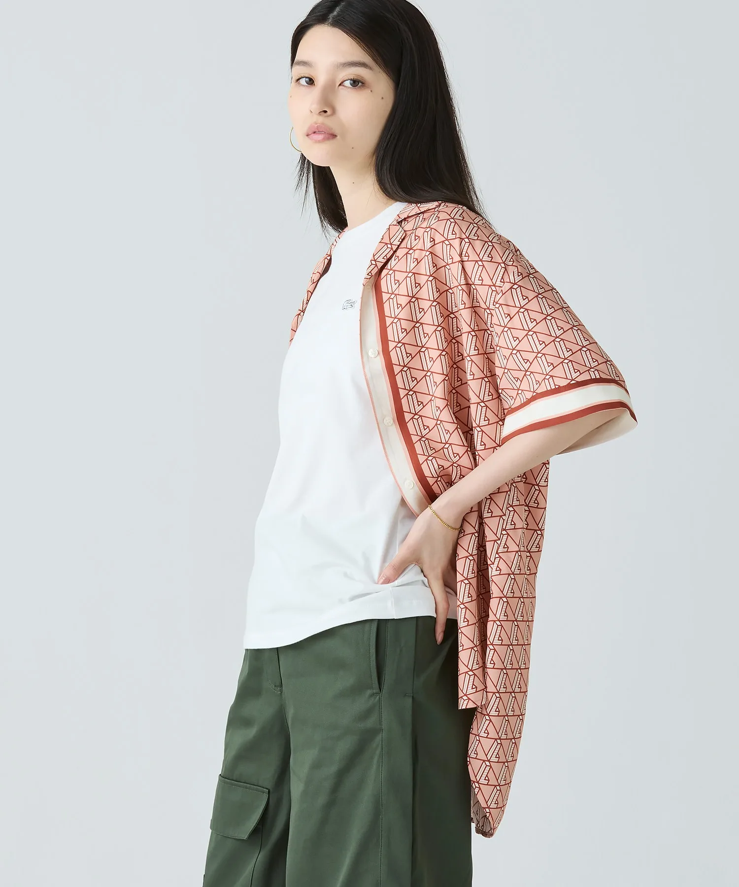 Женская рубашка оверсайз LACOSTE с монограммами, розовая — фото 4