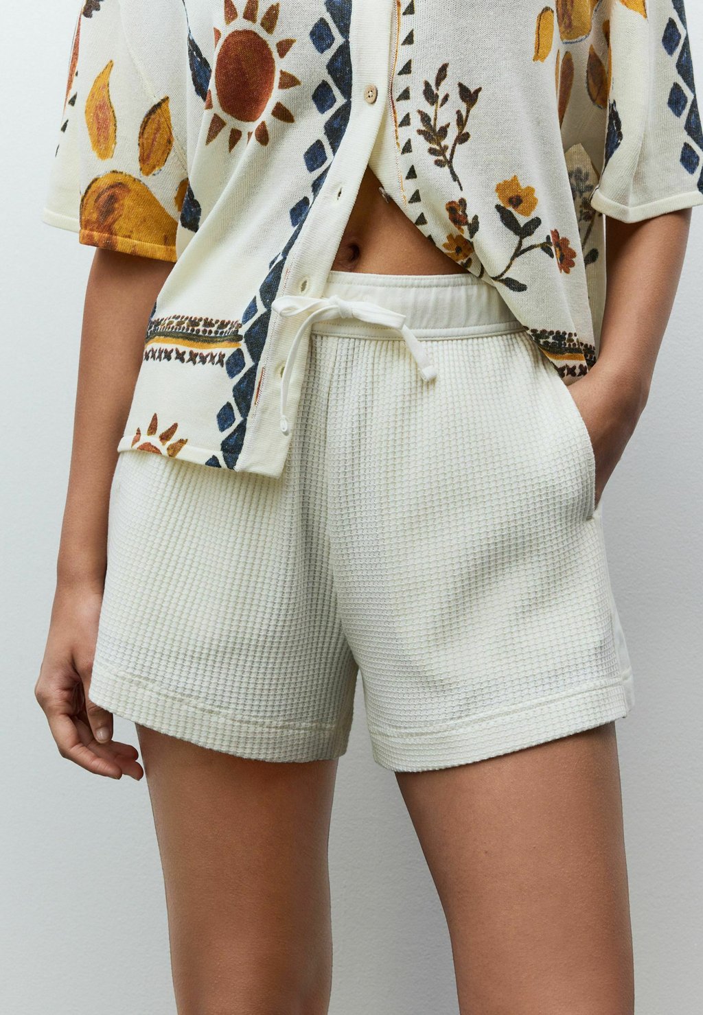 

Шорты REGULAR FIT - TEXTURED WAFFLE SUM - Tracksuit bottoms Next, кремовый