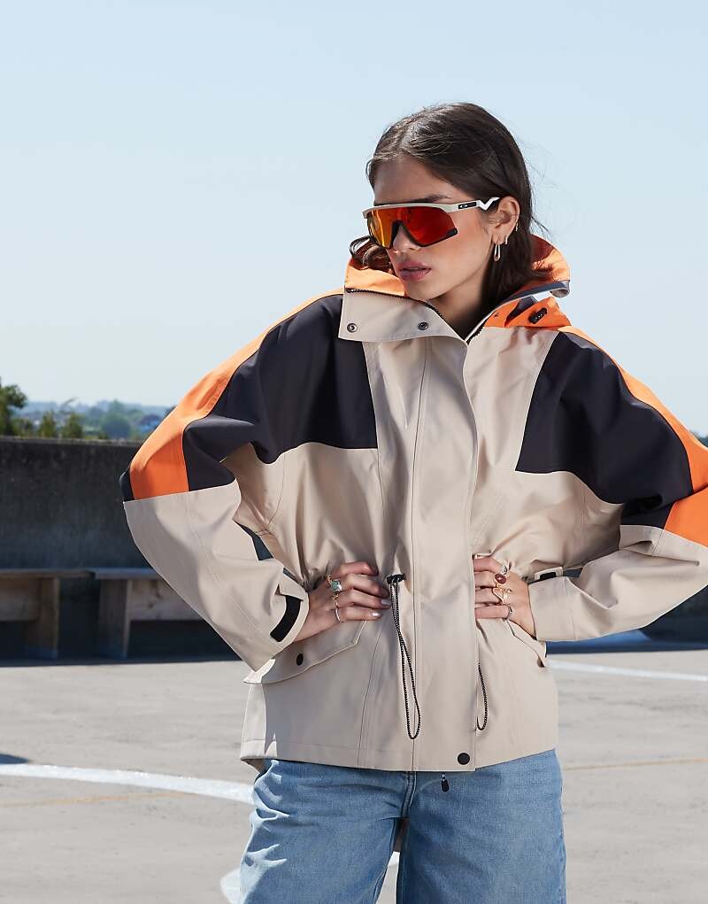 

Серо-черная водонепроницаемая непромокаемая куртка ASOS DESIGN Premium