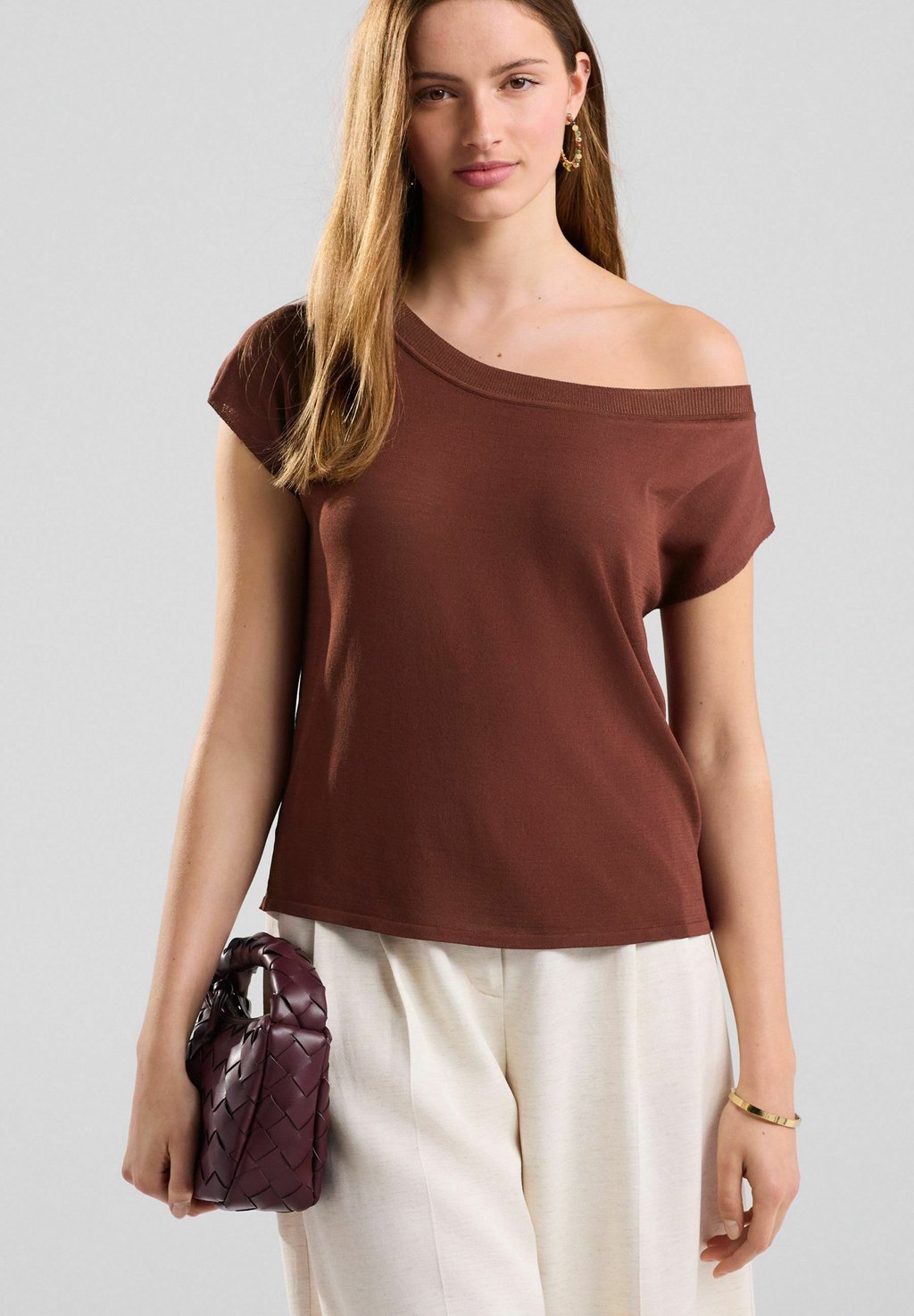 

Футболка с принтом REGULAR FIT DRAPED OFF THE SHOULER Next, коричневый
