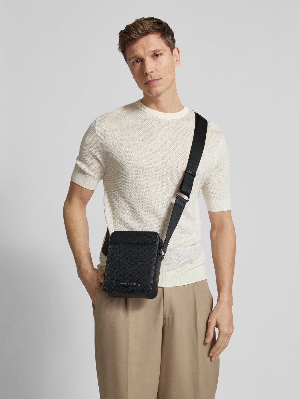 

Сумка через плечо с нашивкой-лейблом Tommy Hilfiger, черный