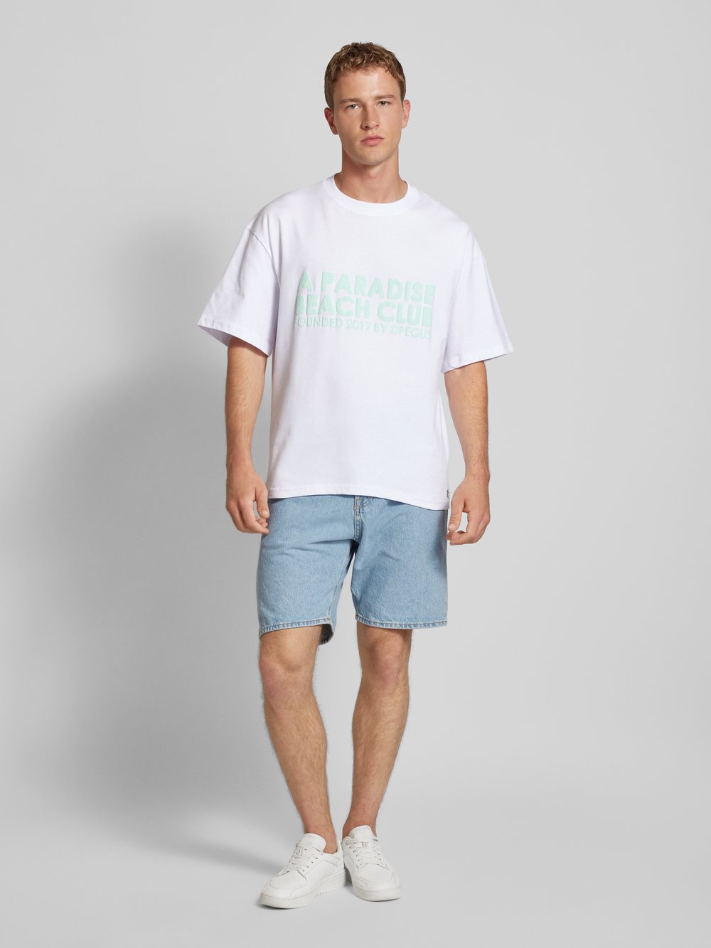 

Футболка оверсайз с этикеткой PEQUS, белый