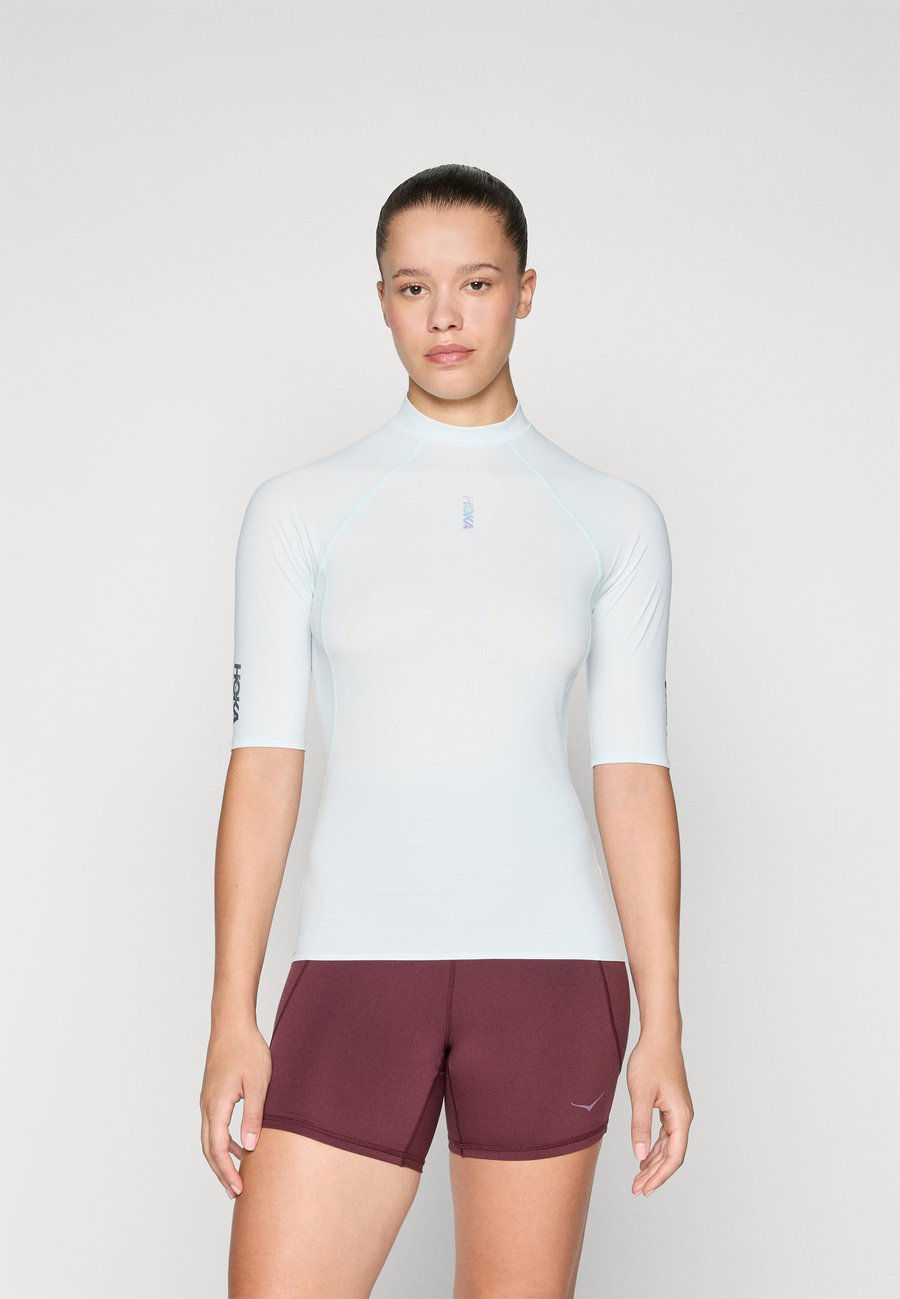 

Спортивная футболка HOKA SKYBREEZE SHORT SLEEVE, Tundra/White