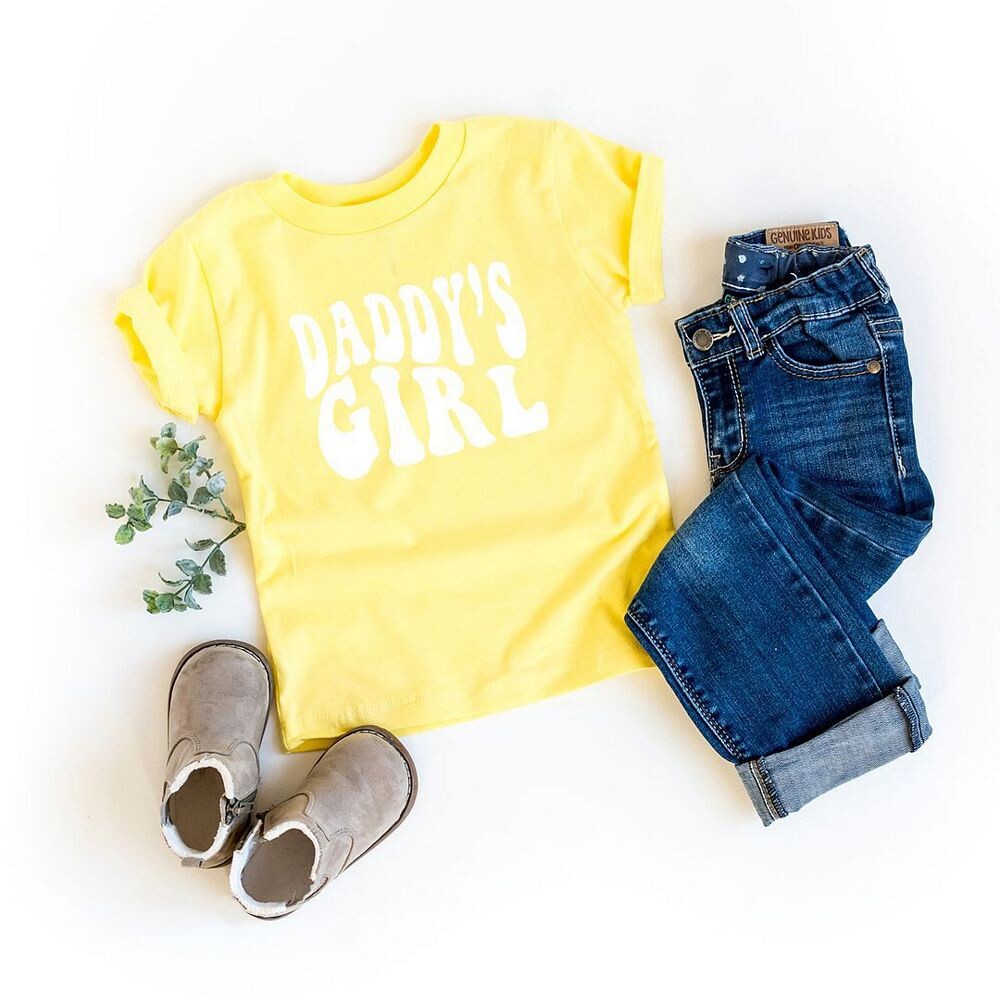 Волнистая футболка с короткими рукавами и рисунком Daddy's Girl для малышей The Juniper Shop, желтый — фото 2