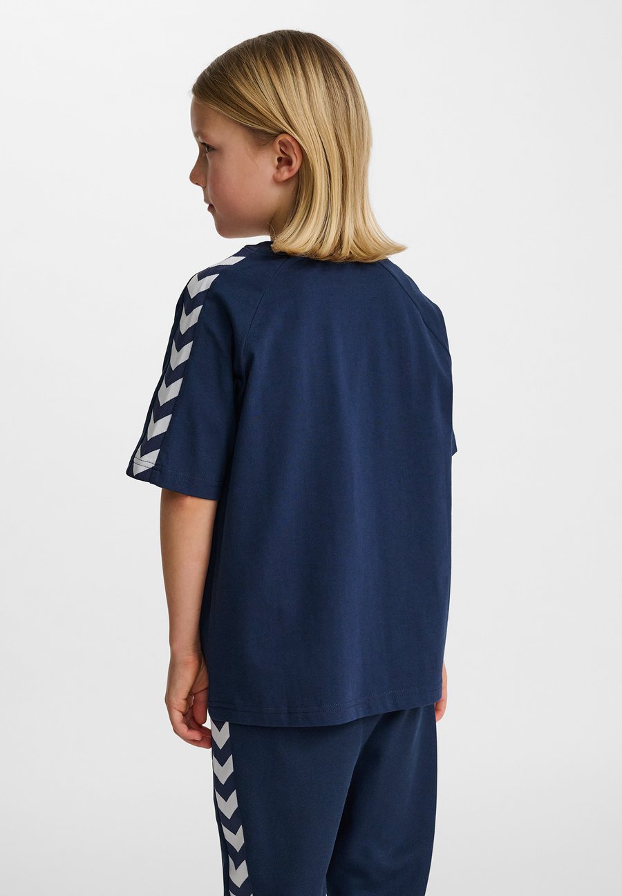 Футболка Hummel HMLJR ARCHIVE LOOSE , Dress Blues/Blue — фото 3