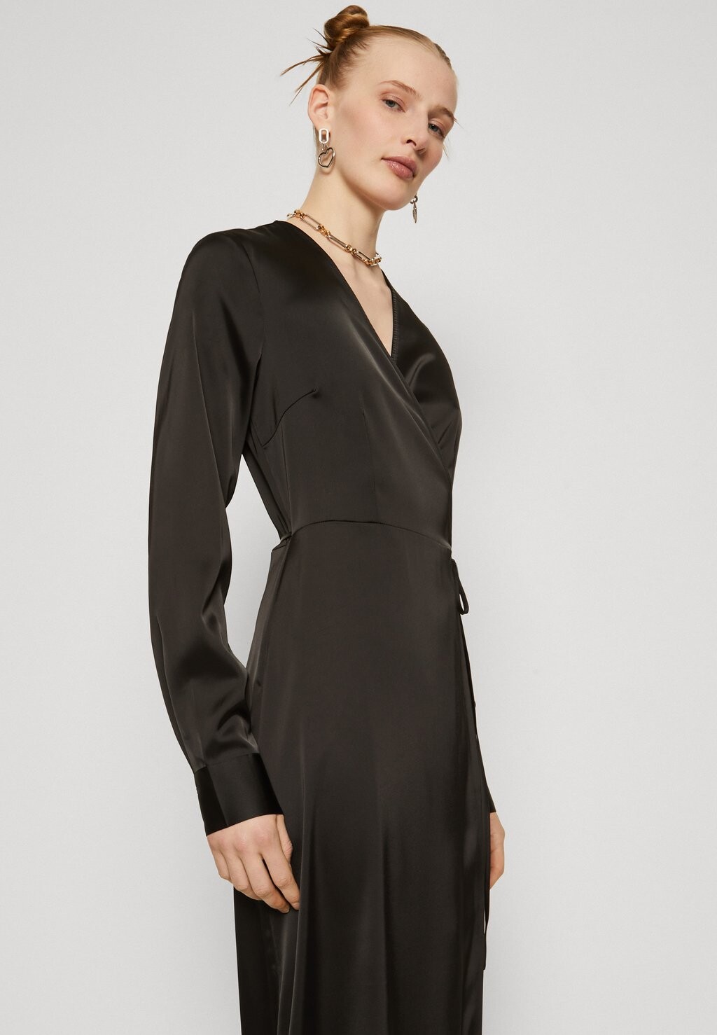 

Коктейльное платье / Вечернее платье Yaspella Wrap Midi Dress YAS Tall, черное