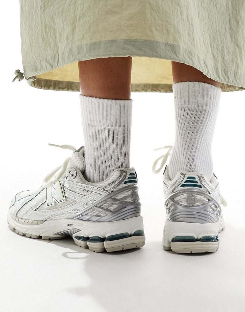 Кроссовки New Balance 1906 серебристого металлика — фото 4