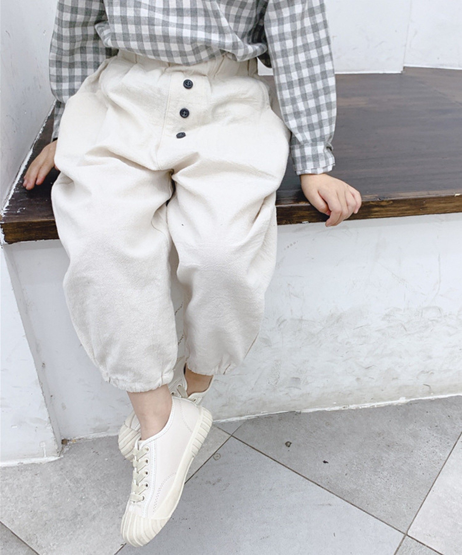Корейская детская одежда, брюки зауженного кроя на пуговицах Aimoha Kids, Light beige — фото 2
