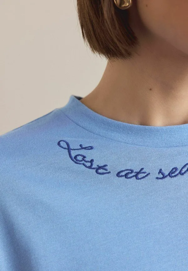 

Футболка с длинными рукавами из плотной ткани с графическим принтом, стандартного кроя. Next, Blue Sea Embroidered Graphic, Красный, Футболка с длинными рукавами из плотной ткани с графическим принтом, стандартного кроя. Next, Blue Sea Embroidered Graphic