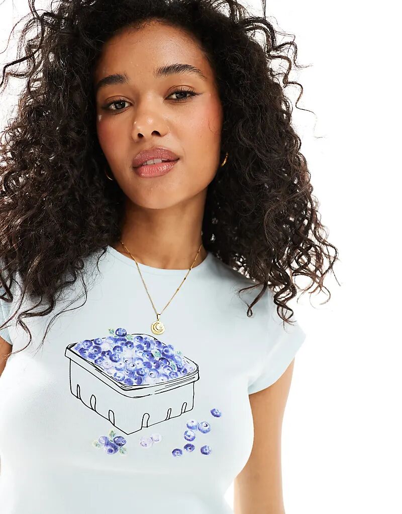 

Майка ASOS DESIGN нежно-голубого цвета с принтом в виде черники