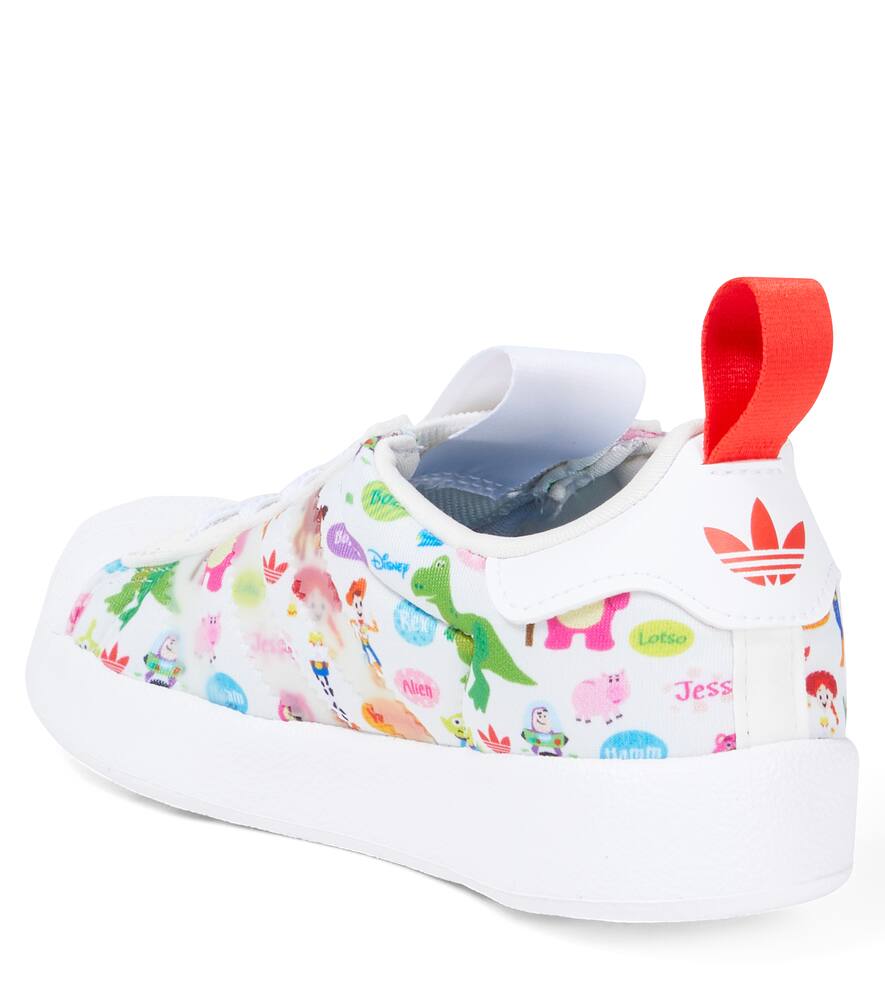 Кроссовки Disney Pixar Adifom Superstar 360 Adidas Originals Kids, Off White/Ftwr White/Gold Met — фото 2