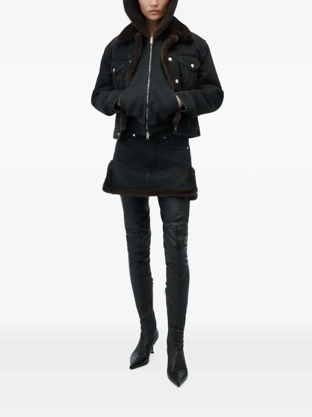 Джинсовая мини-юбка с отделкой из искусственной норки Alexander Wang, черный — фото 2
