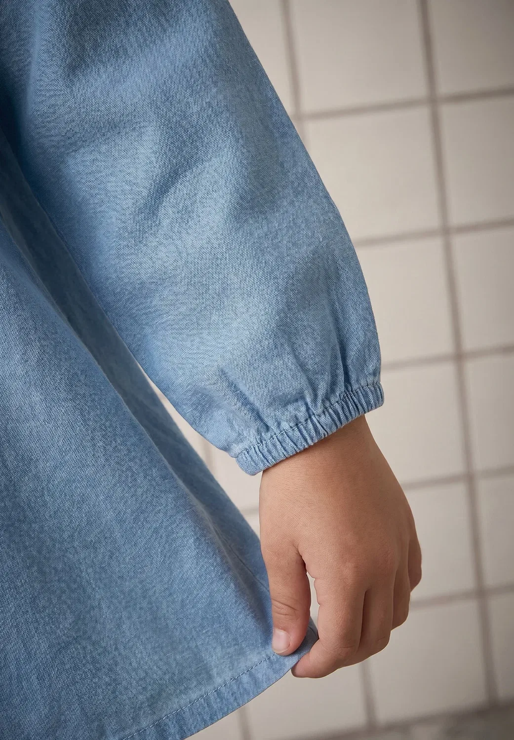 Mädchen malkittel mit bubikragen chambray - джинсовое платье Vertbaudet, Jeansblau