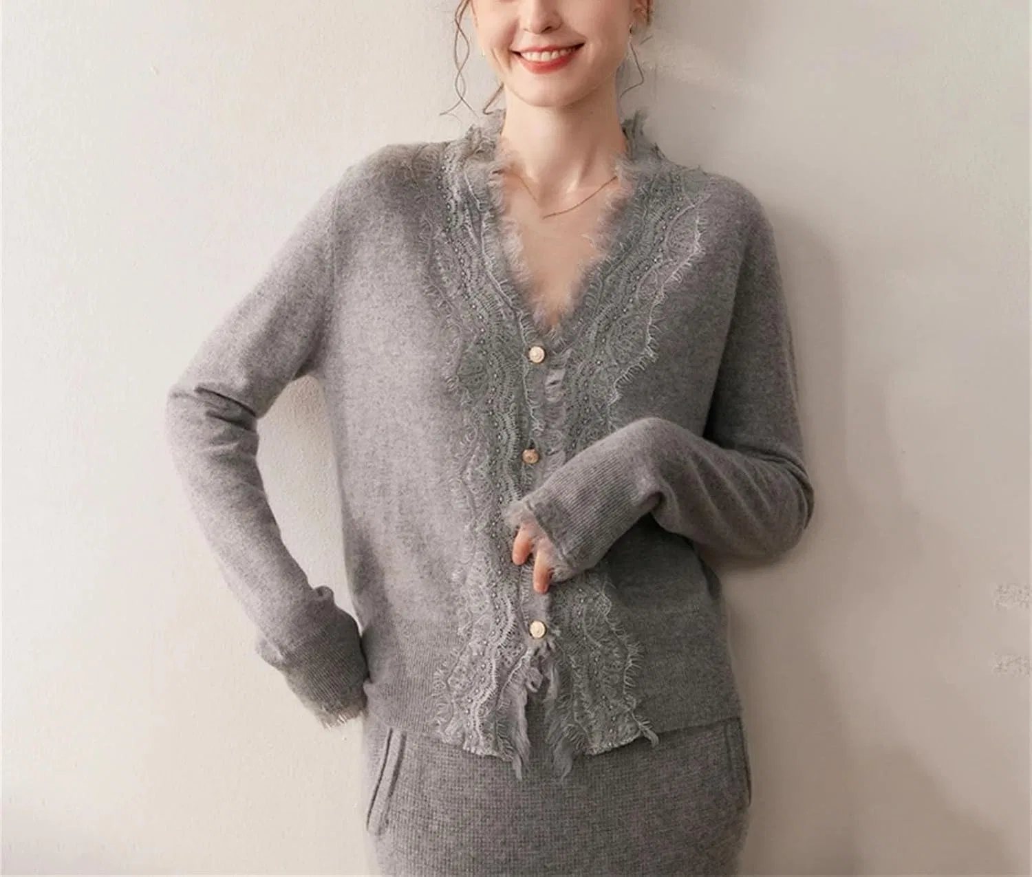 Женский кардиган с V-образным вырезом, с длинным рукавом, Lace Knitted Sweater, светлый кэмел — фото 4