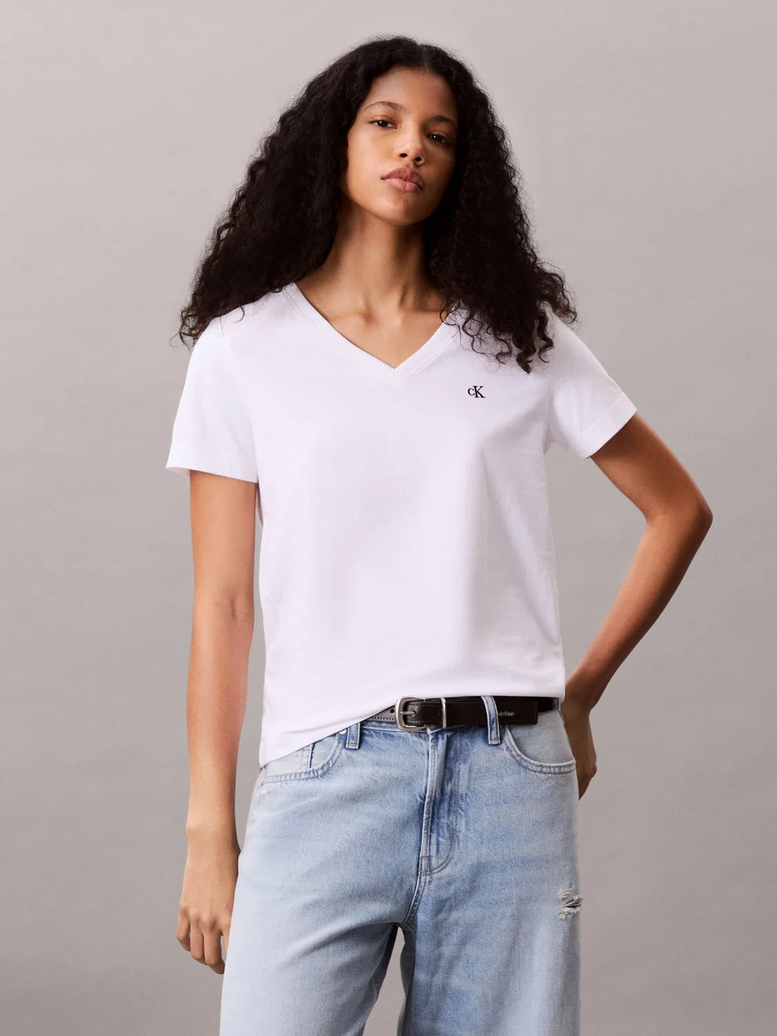 Футболка с V-образным вырезом, архивный логотип Calvin Klein, белый
