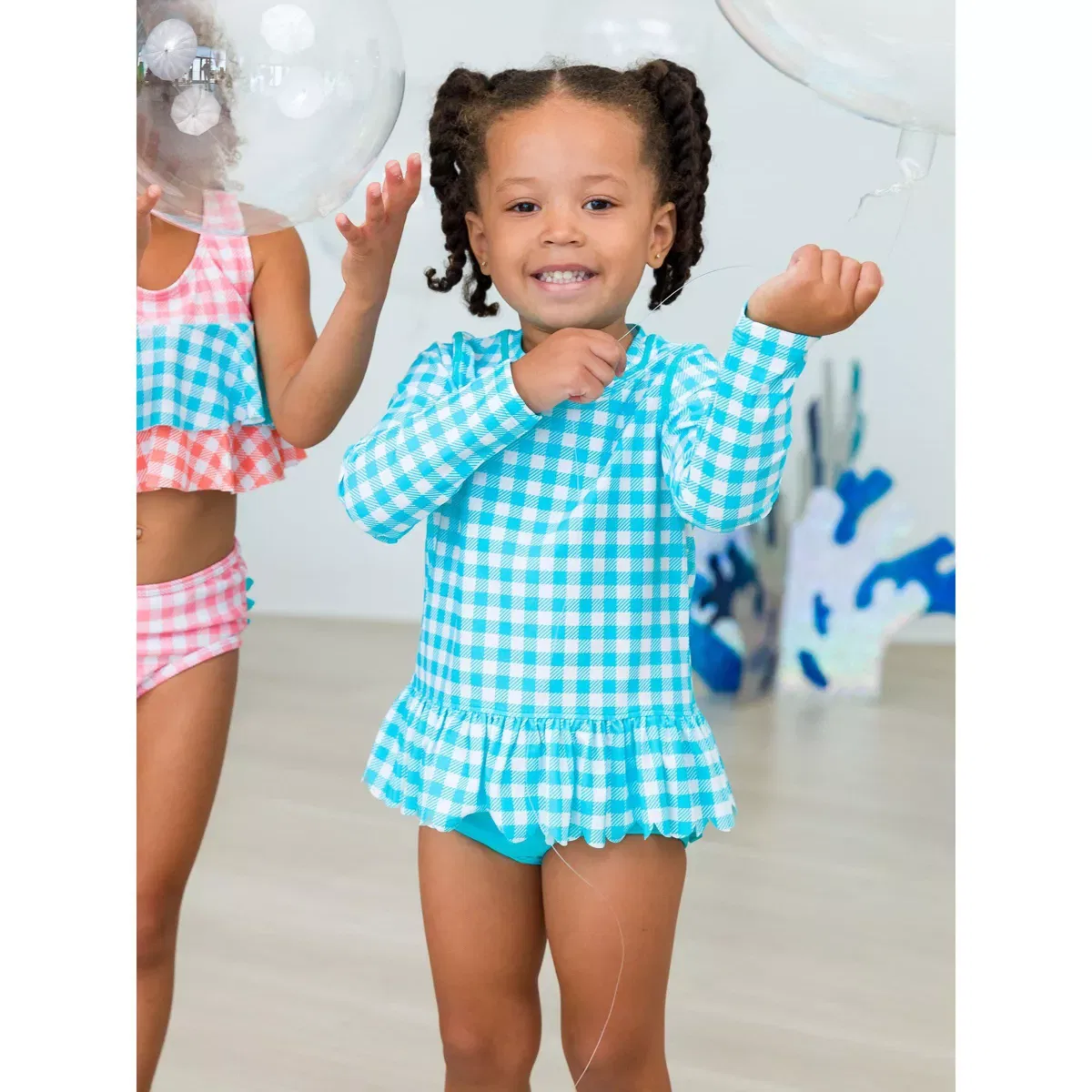 Детский купальный комплект для девочек с длинным рукавом Gingham Scallop Hem Long Sleeve Rash Guard Bikini RuffleButts, Bright Aqua Gingham — фото 3