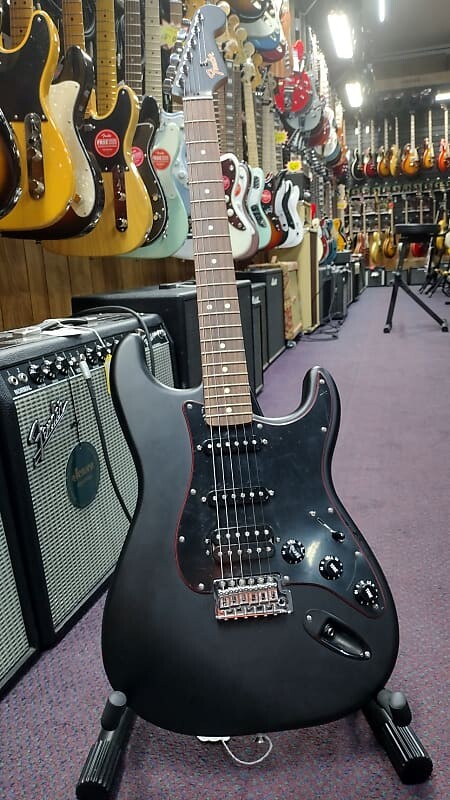 

Электрогитара Fender Special Edition Noir Stratocaster HSS Special Edition Noir Stratocaster HSS with Matching Headstock, Rosewood Fretboard