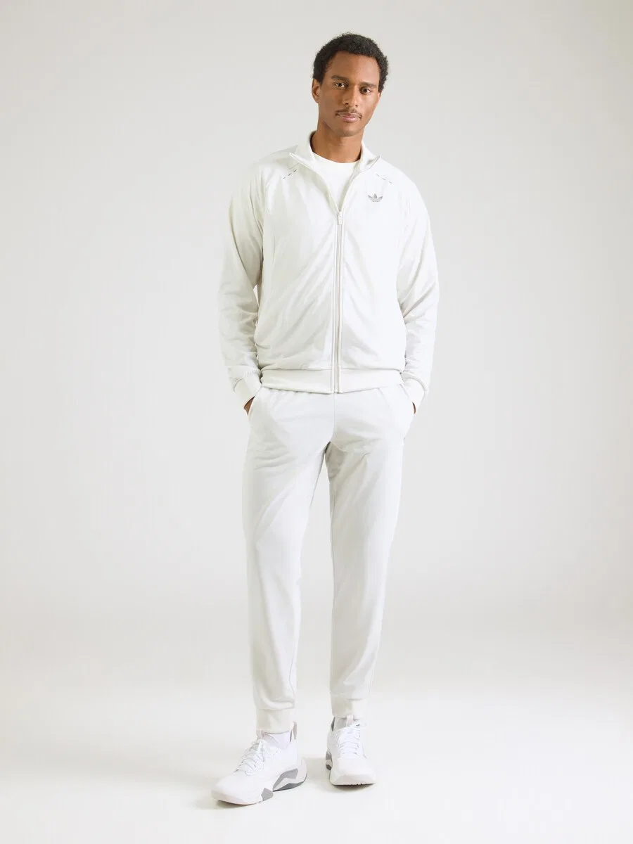 Спортивный костюм ADIDAS ORIGINALS 'TECH ESS' светло-серого цвета — фото 2