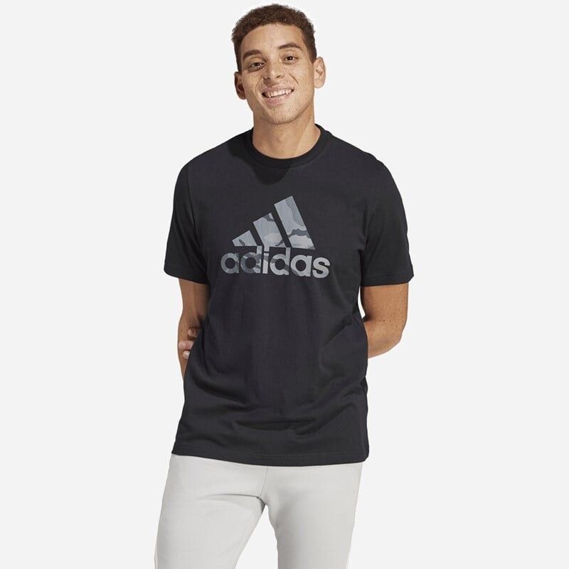 

Мужская футболка с камуфляжным значком со спортивной графикой Adidas, черный