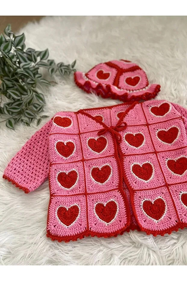 Детский кардиган для новорожденных с принтом Heart Patterned Hand Knitted Pink Baby Cardigan and Beanie Set Arttmacrame, Pink — фото 2