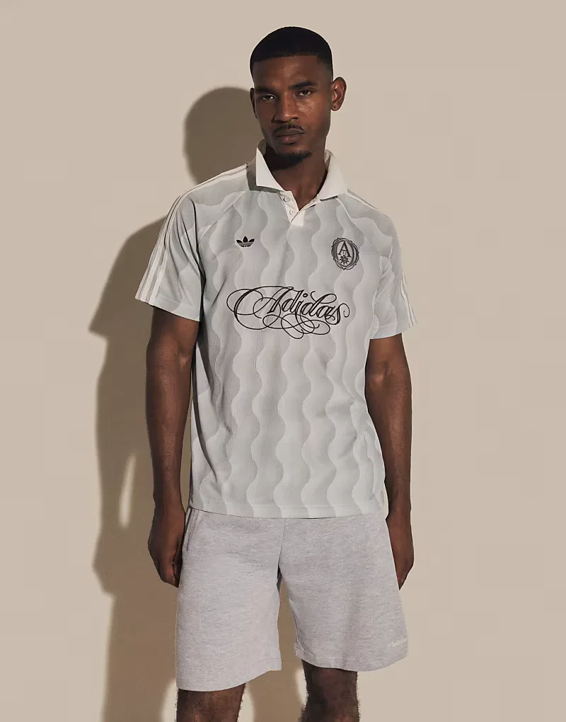 Летняя футболка Adidas Originals с логотипом, выполненным в шалфейно-зеленом цвете
