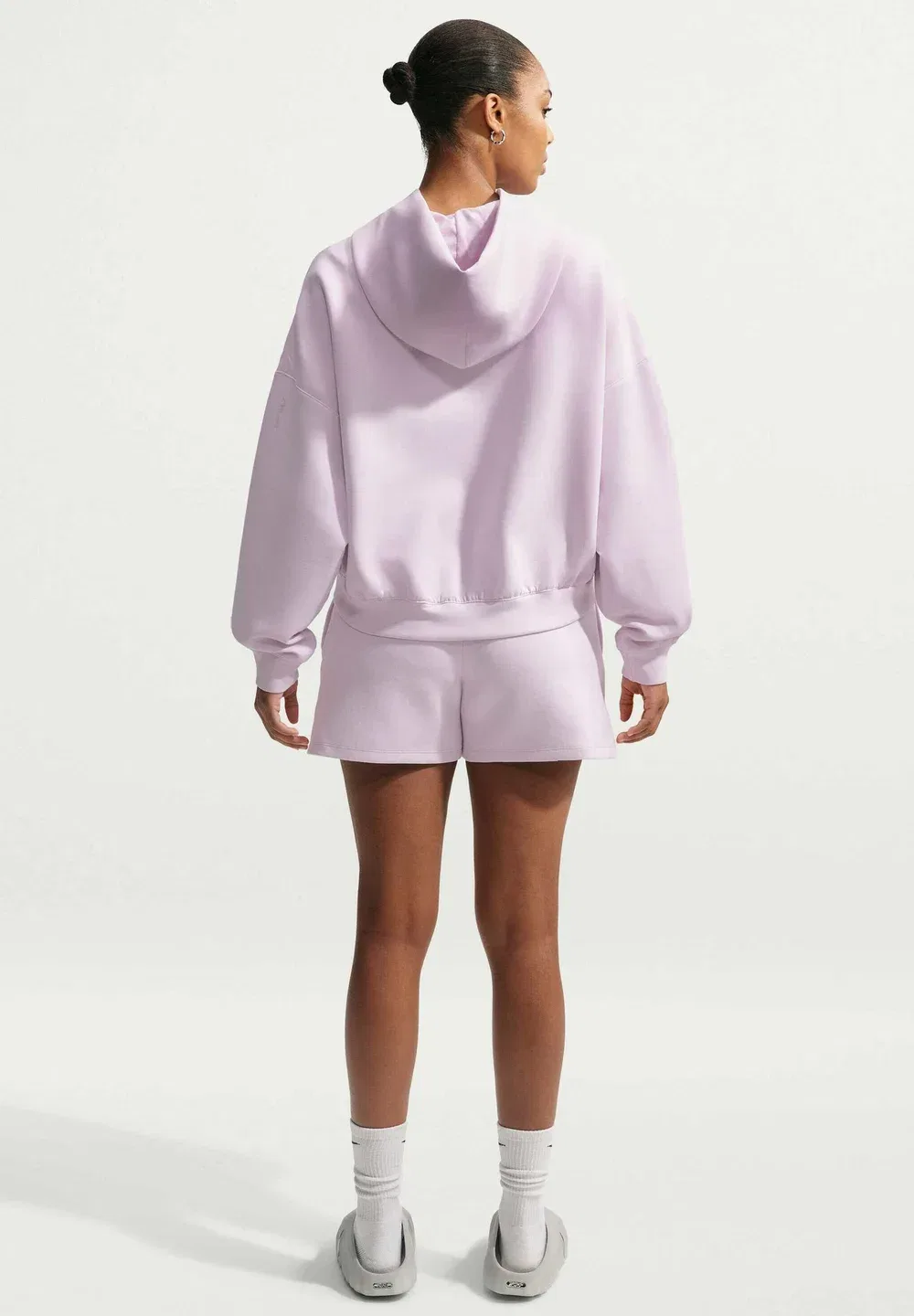 Женские свободные шорты из быстросохнущей ткани - спортивные шорты Nike Performance, Bleached Lilac Platinum Violet — фото 3