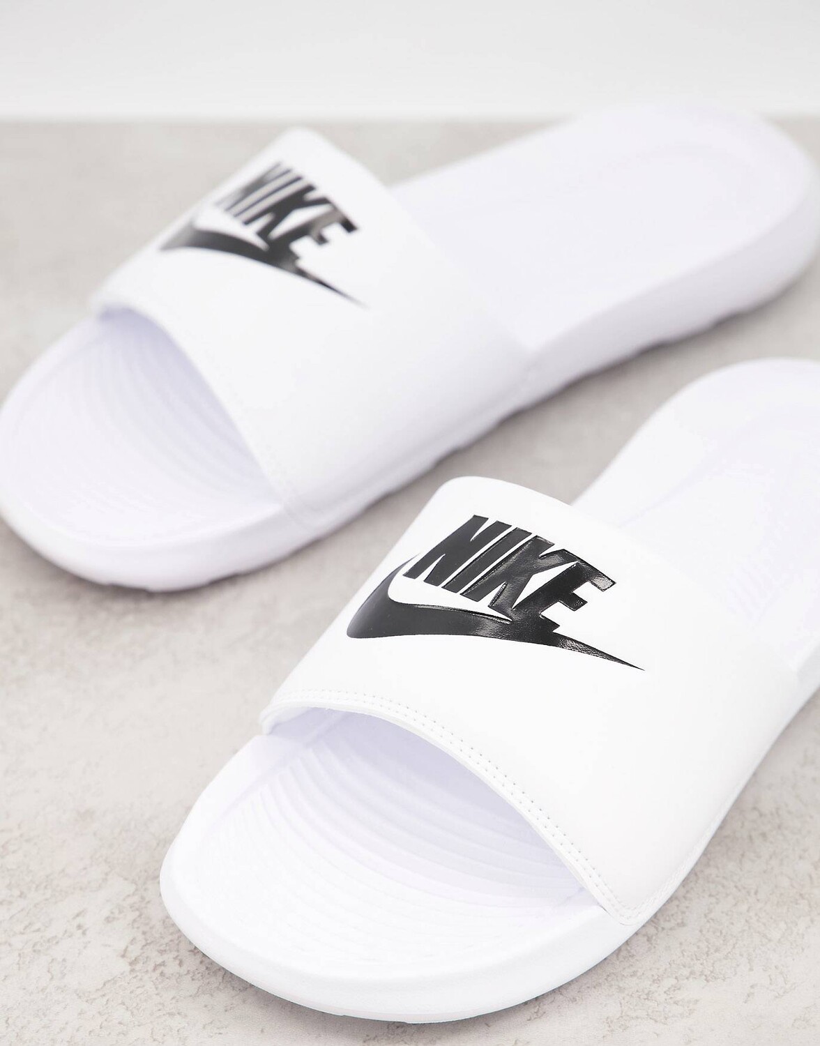 

Белые шлепанцы Nike Victori One