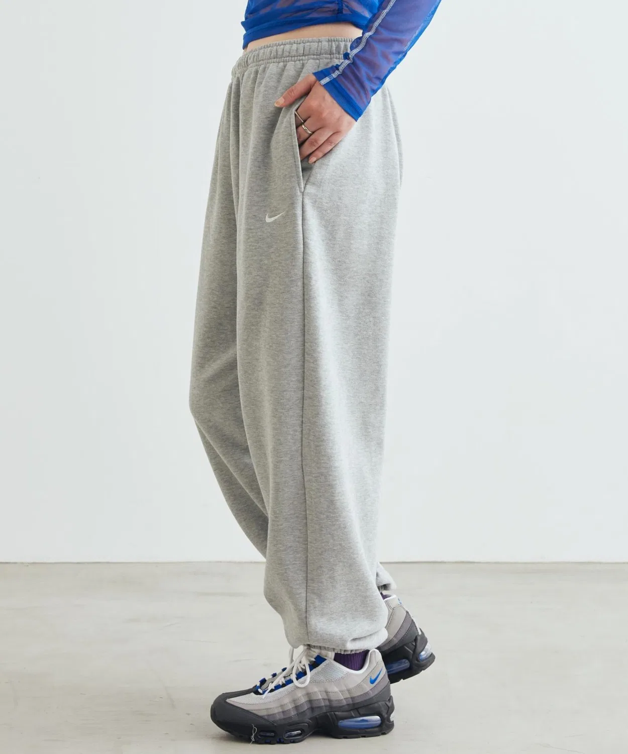 Женские широкие штаны из легкого флиса с брендовым логотипом Nike Studio Fleece Lightweight Oversized High-Rise Cuffed Pants, Dark Grey Heather — фото 2