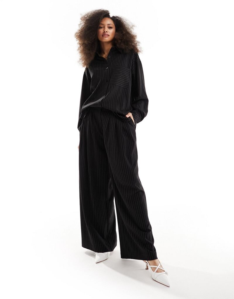 

Однотонные брюки в полоску ASOS DESIGN