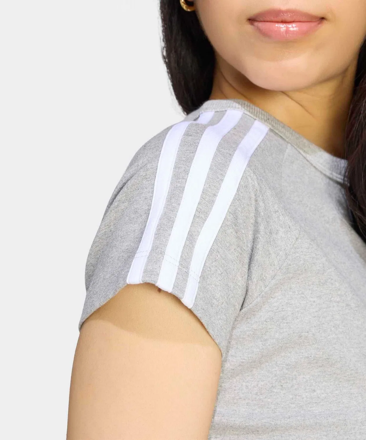 Женская футболка с коротким рукавом, облегающая, модель SST Baby Tee Adidas, Grey — фото 4