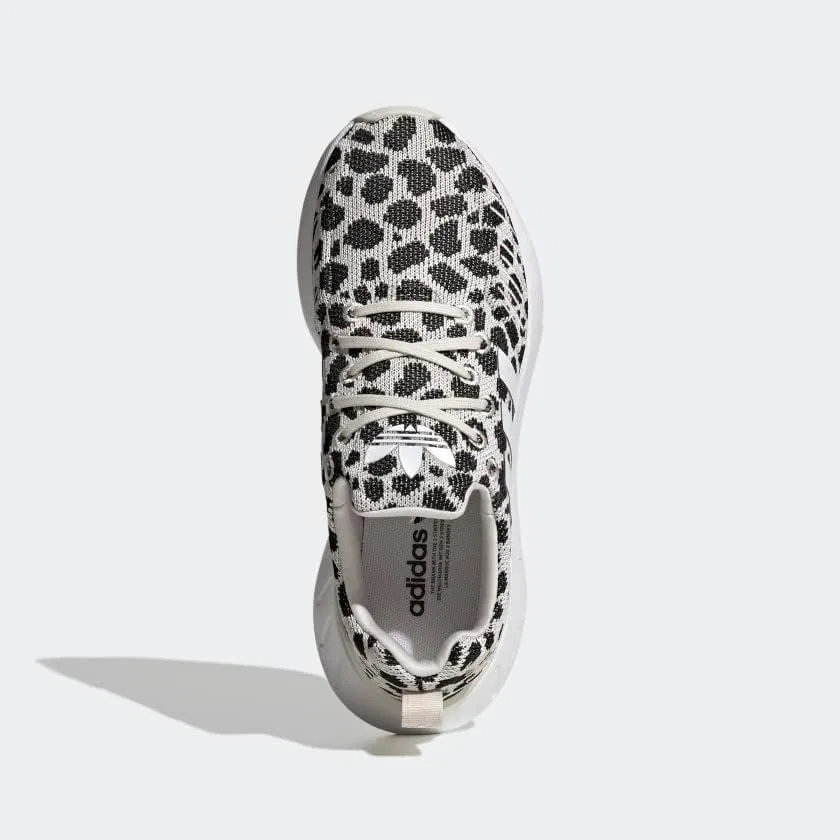 Детские кроссовки для мальчиков Swift Run 22 adidas, Talc/Cloud White/Core Black — фото 2