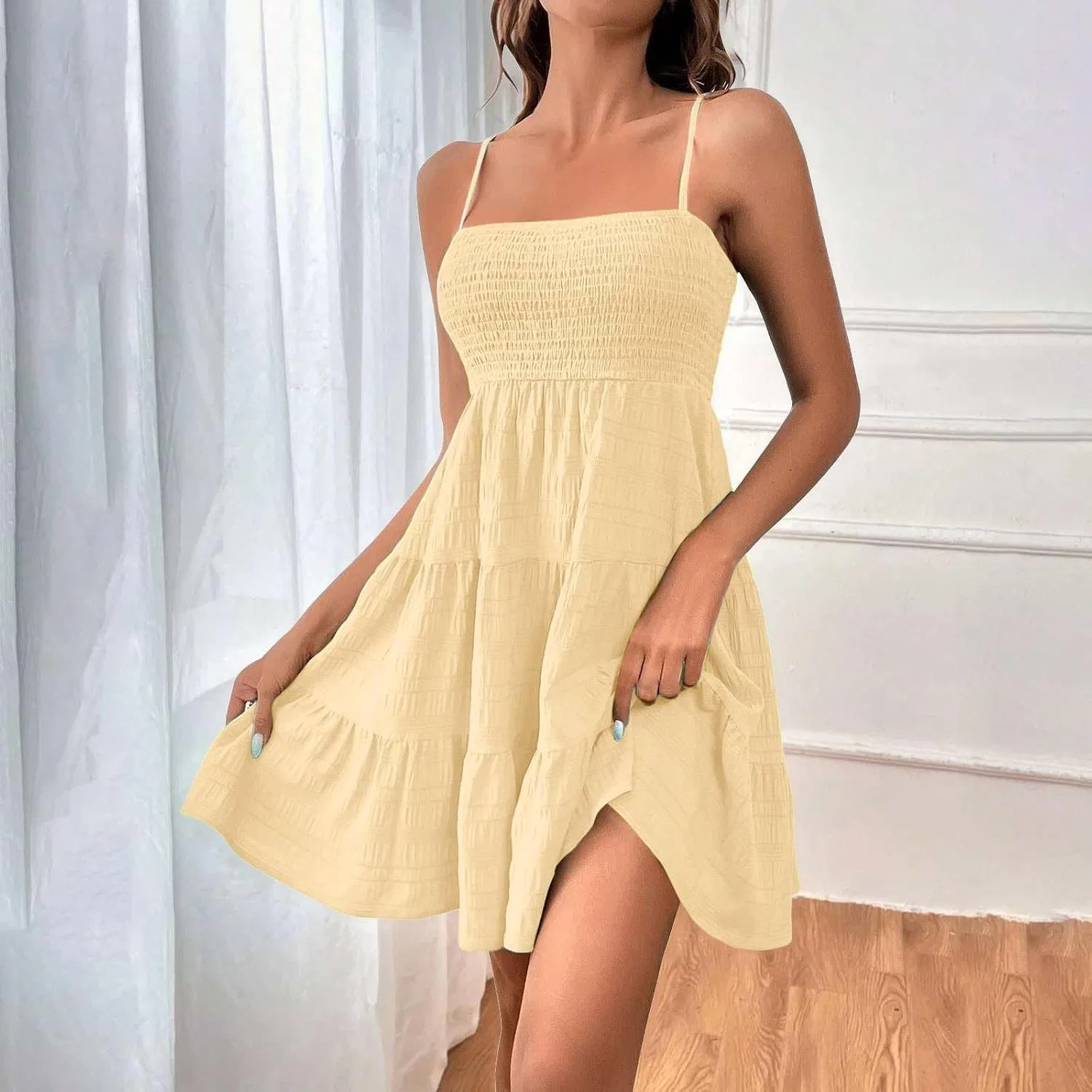 Женское мини-платье на бретелях с смок-деталью, Yellow — фото 2