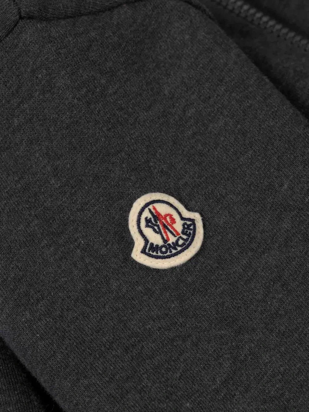 Плиссированное платье с нашивкой-логотипом Moncler Enfant, серый — фото 2