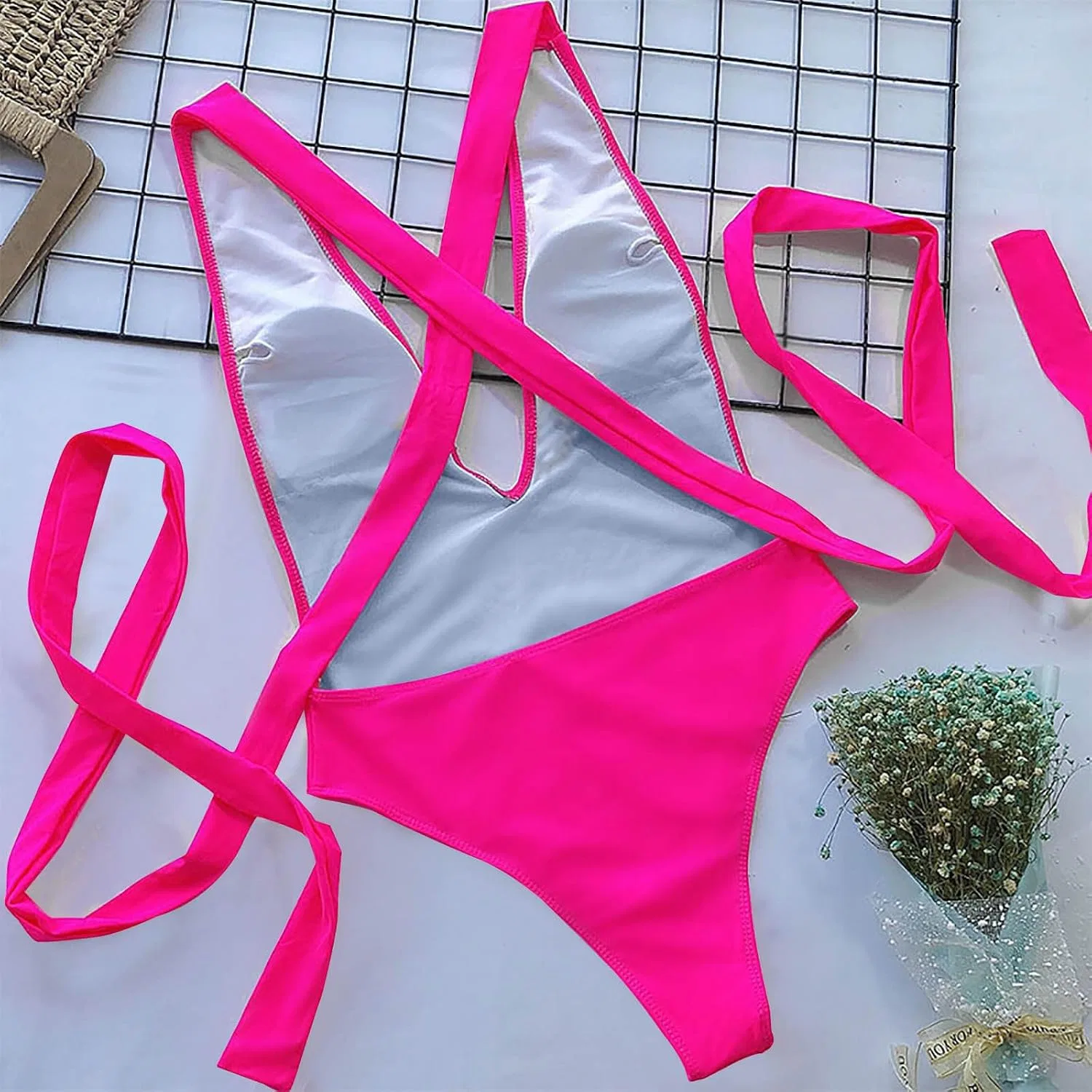 Женский цельный купальник с V-образным вырезом и завязками на спине, Hot Pink — фото 4