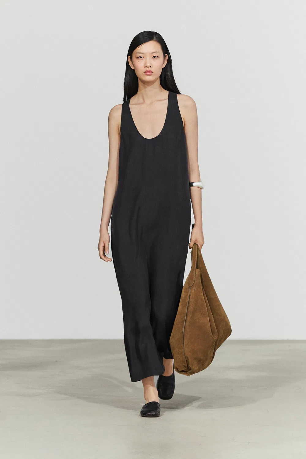 Платье Massimo Dutti, струящееся, миди, с круглым вырезом, черный