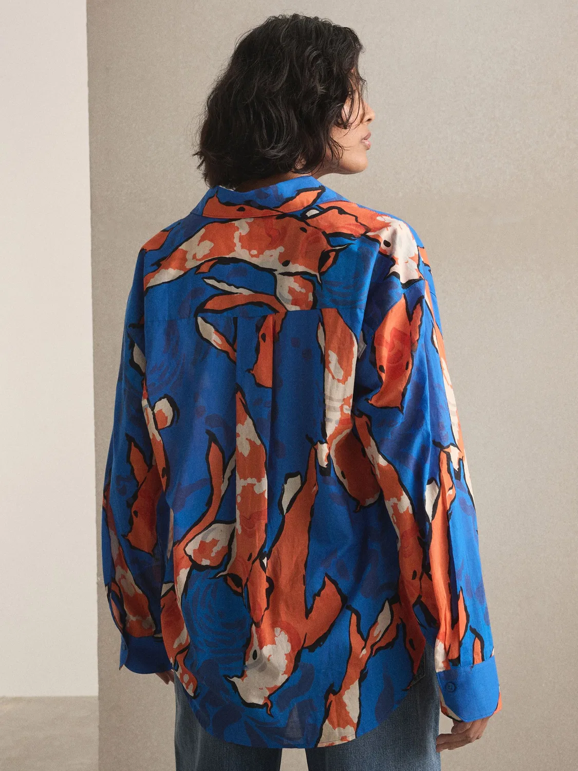 Daniel Quirke X Next Кобальтово-синяя легкая хлопковая рубашка с принтом рыбы кои и длинными рукавами — фото 3