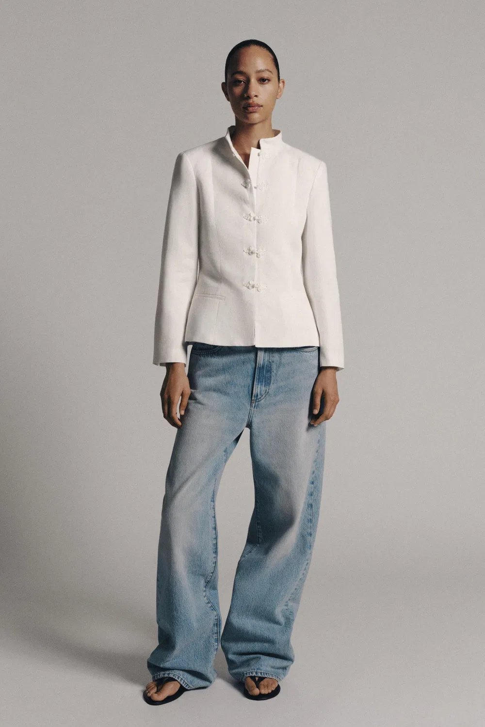 Блейзер с баской из коллекции ZW с застежкой-бабочкой. ZARA, Oyster-white
