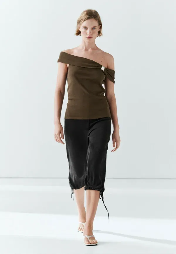 Топ с открытыми плечами с деталью из драгоценностей Massimo Dutti, Khaki, хаки — фото 4