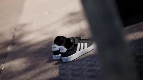Детские кроссовки на эластичных шнурках Grand Court 3.0 Adidas Sportswear, черный/белый — фото 2