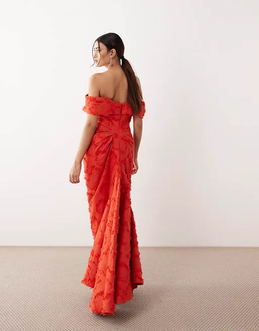 

Красное фактурное платье макси с открытыми плечами ARRANGE