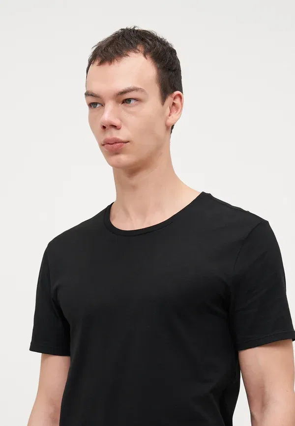Футболка Lacoste, дышащая, однотонная, черный — фото 4