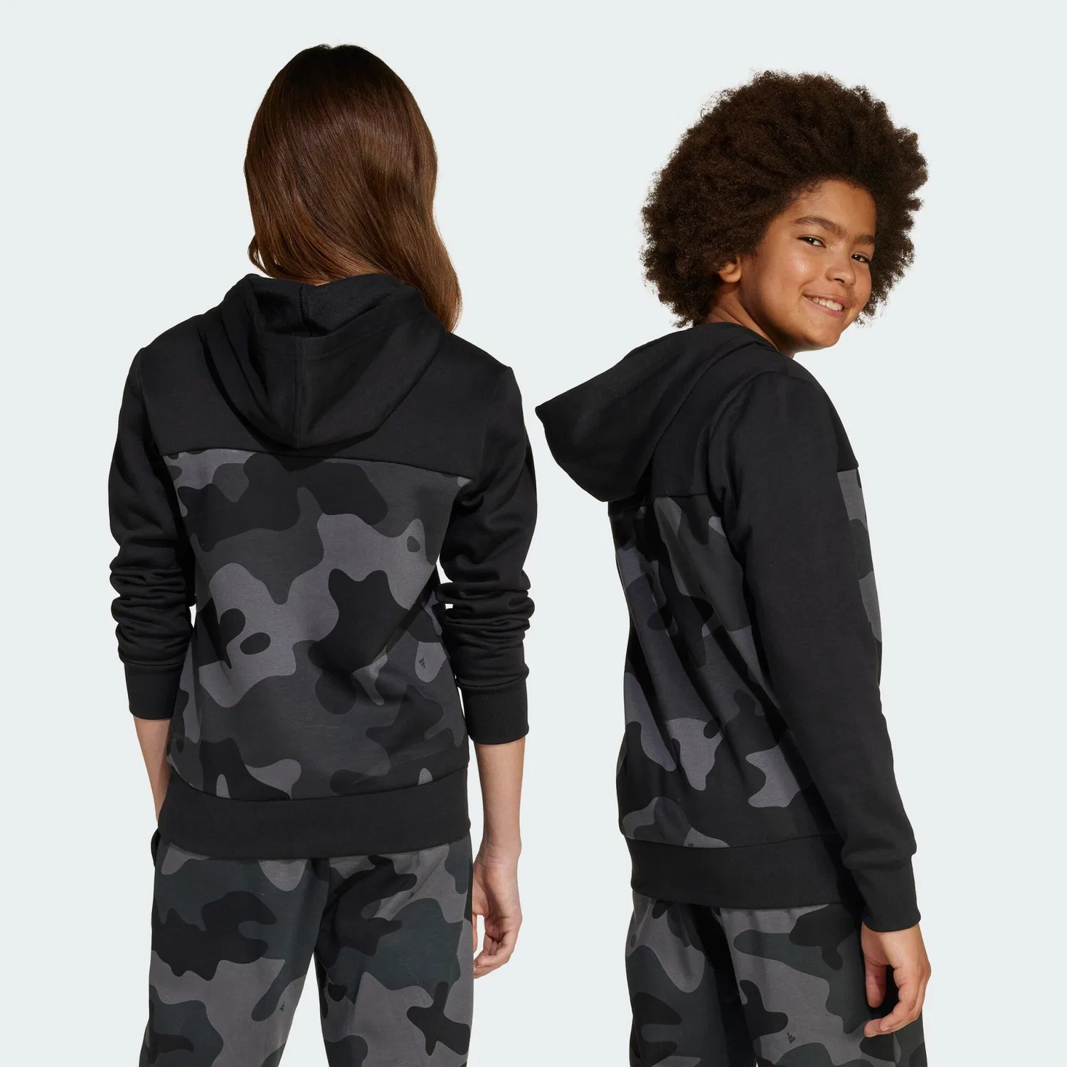 Детское худи с камуфляжным принтом Seasonal Essentials Camouflage-Print Fleece-Hoodie Kinder Adidas, Schwarz Weiss — фото 4