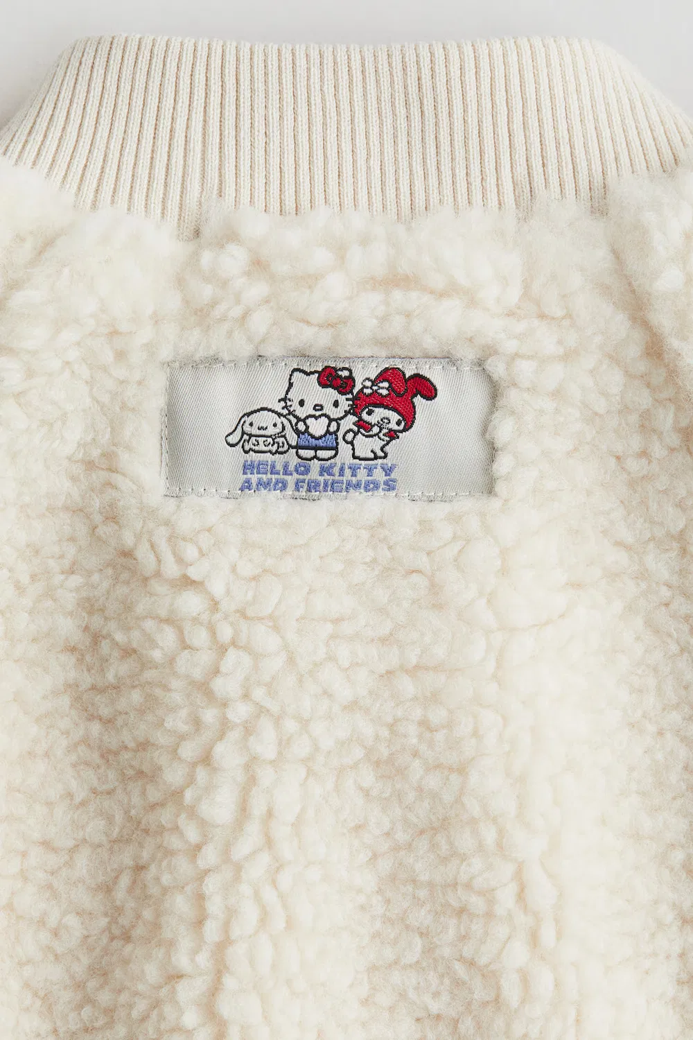 Пилотская куртка из плюшевого флиса с аппликациями H&M, Cremefarben/Hello Kitty — фото 2