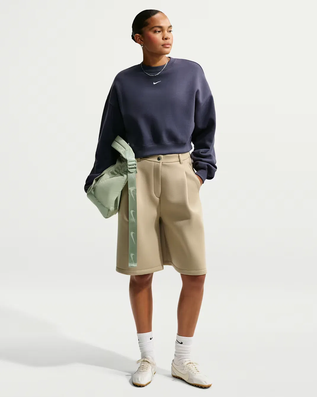 Женская укороченная футболка оверсайз с круглым вырезом Nike Studio Fleece Medium Weight, Gridiron/Sail — фото 4