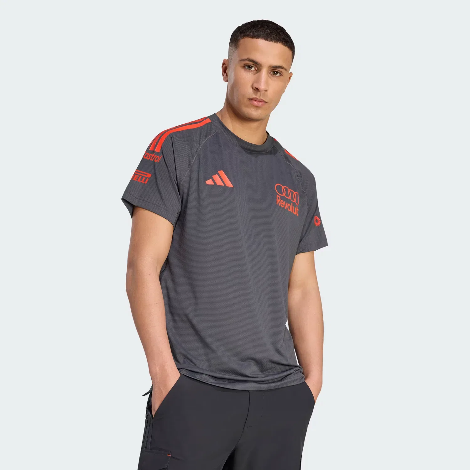 Мужская футболка приталенного кроя Audi Revolut F1 Team Mechanics Adidas Performance, Utility Black/Hi-Res Red