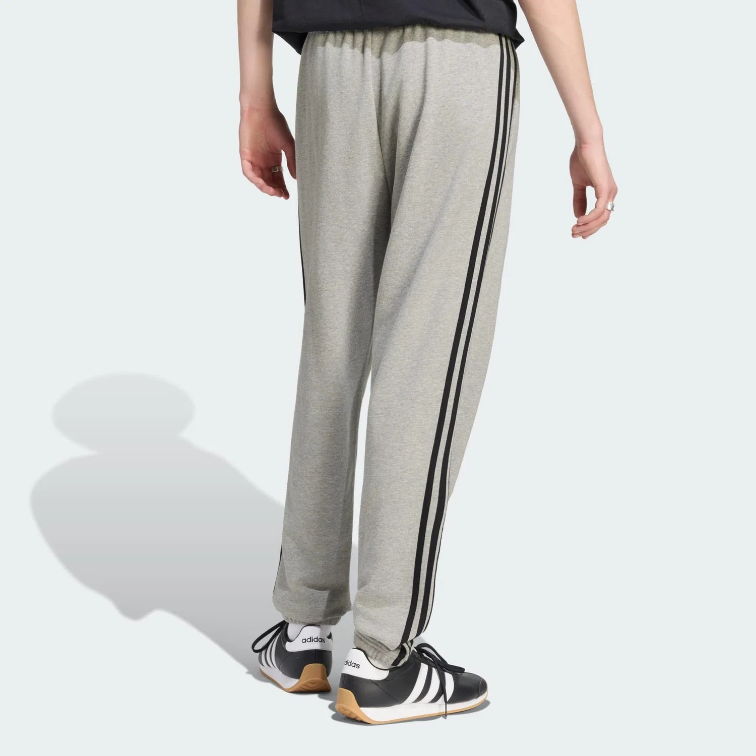 Мужские спортивные штаны с зауженным кроем Essentials 3-Streifen Adidas, Grau Weiss — фото 3