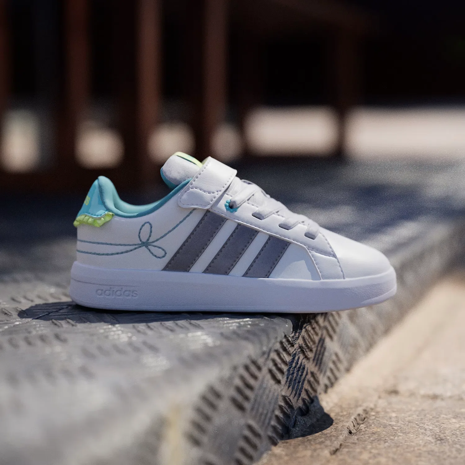 Детские кроссовки для девочек с бантами Grand Court 3.0 Adidas Sportswear, Cloud White/Silver Metallic/Flash Aqua — фото 3